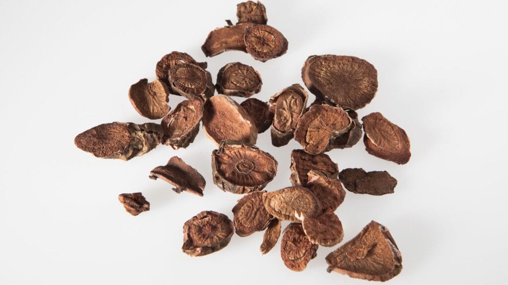Dried slices of Pelargonium sidoides root