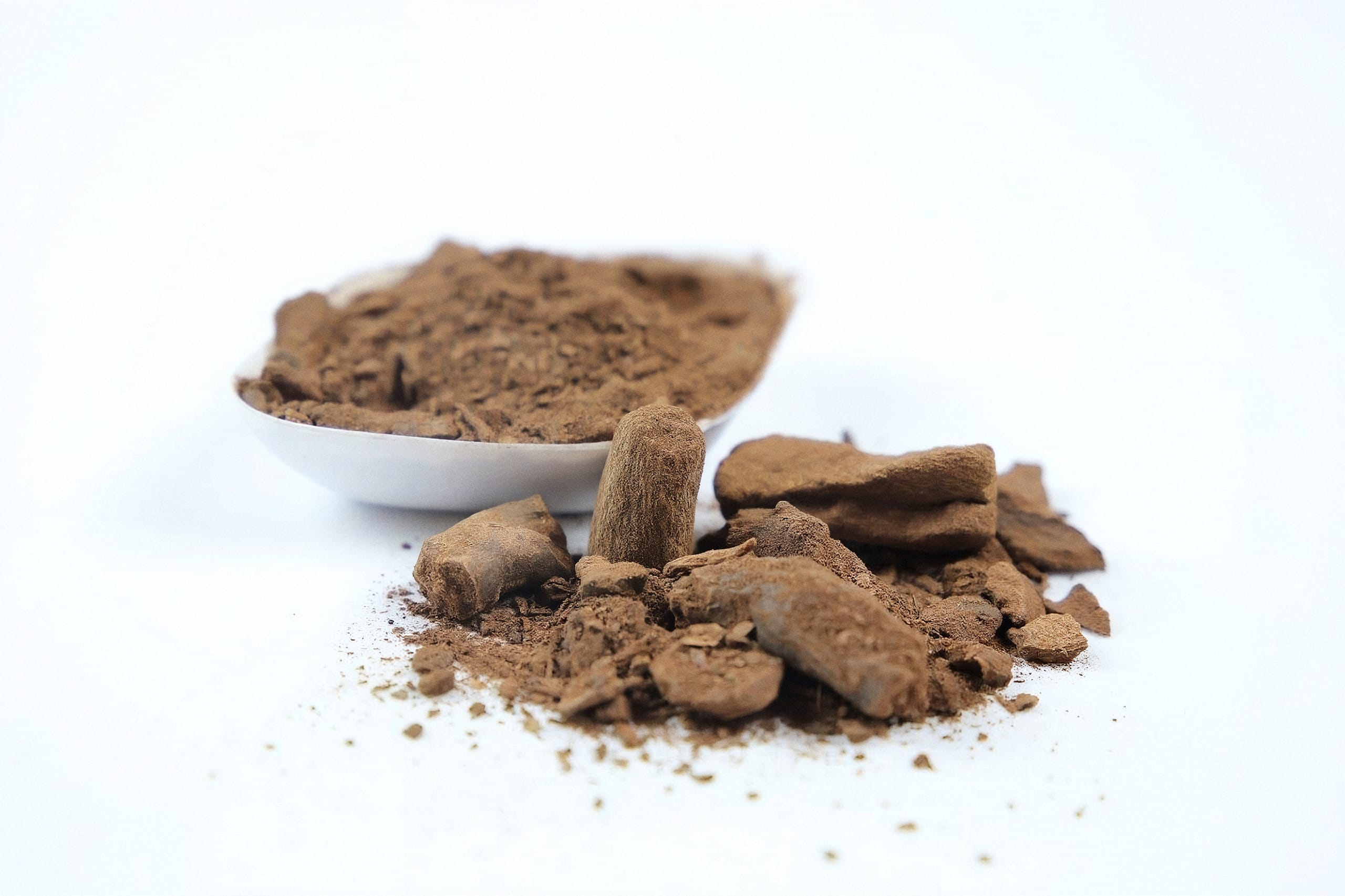 Pelargonium root pieces with ground root powder